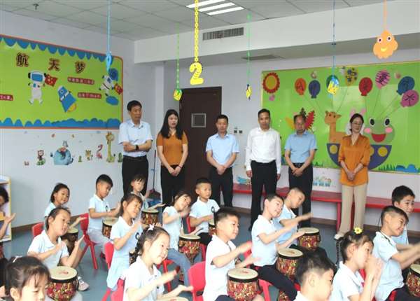 罗伟民慰问康复服务中心在训残疾儿童